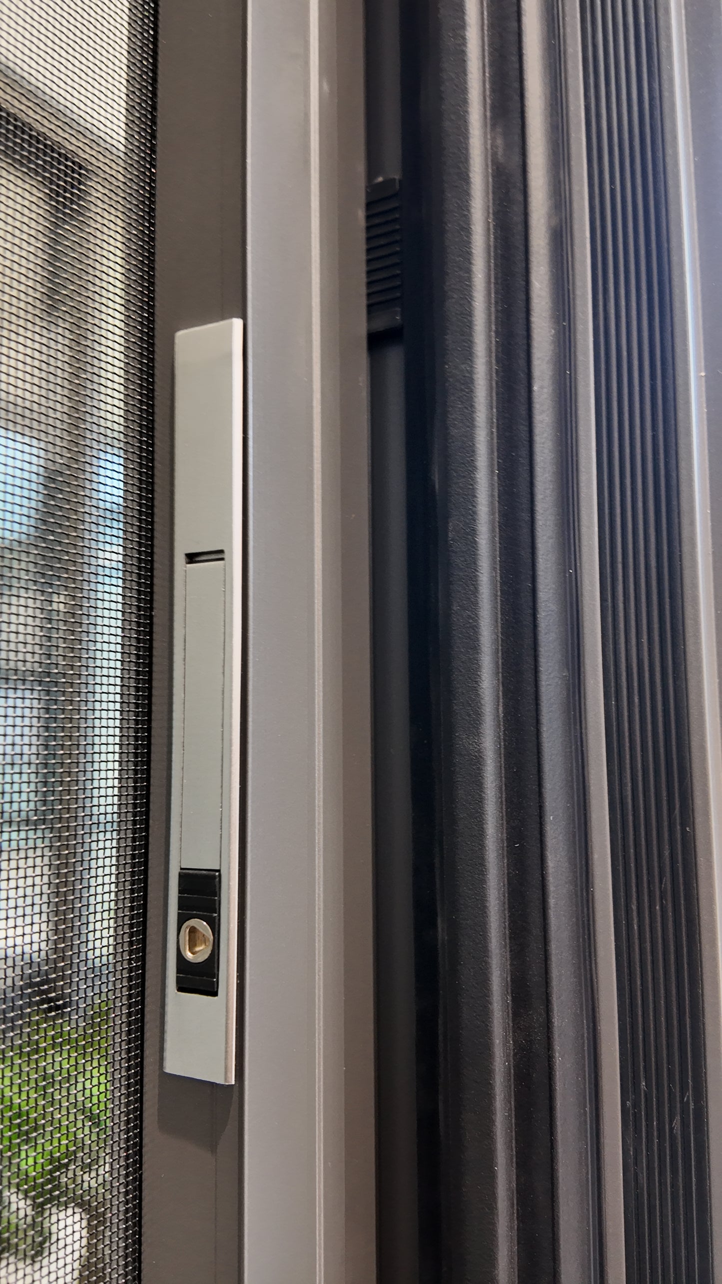 Swing-Open Aluminum Alloy Casement Windows Soundproof Features Broken Bridge Design for Sealed Balconies Stainless Steel Screen